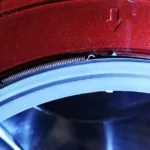 Demontaż drutu utrzymującego uszczelkę i sprężyny w pralce Daewoo DWC-UD121DC