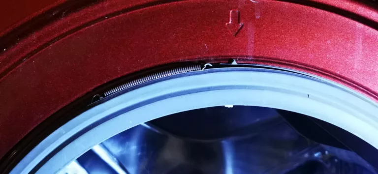 Demontaż drutu utrzymującego uszczelkę i sprężyny w pralce Daewoo DWC-UD121DC