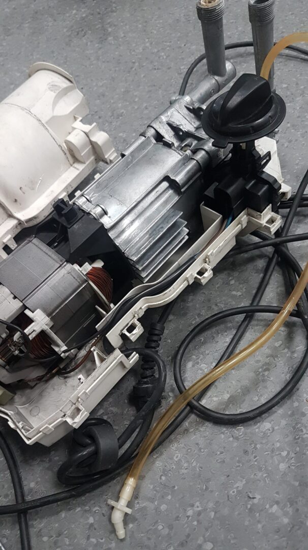demontaż skrzynki elektrycznej w myjce ciśnieniowej Karcher K5.70MD 1.950-401