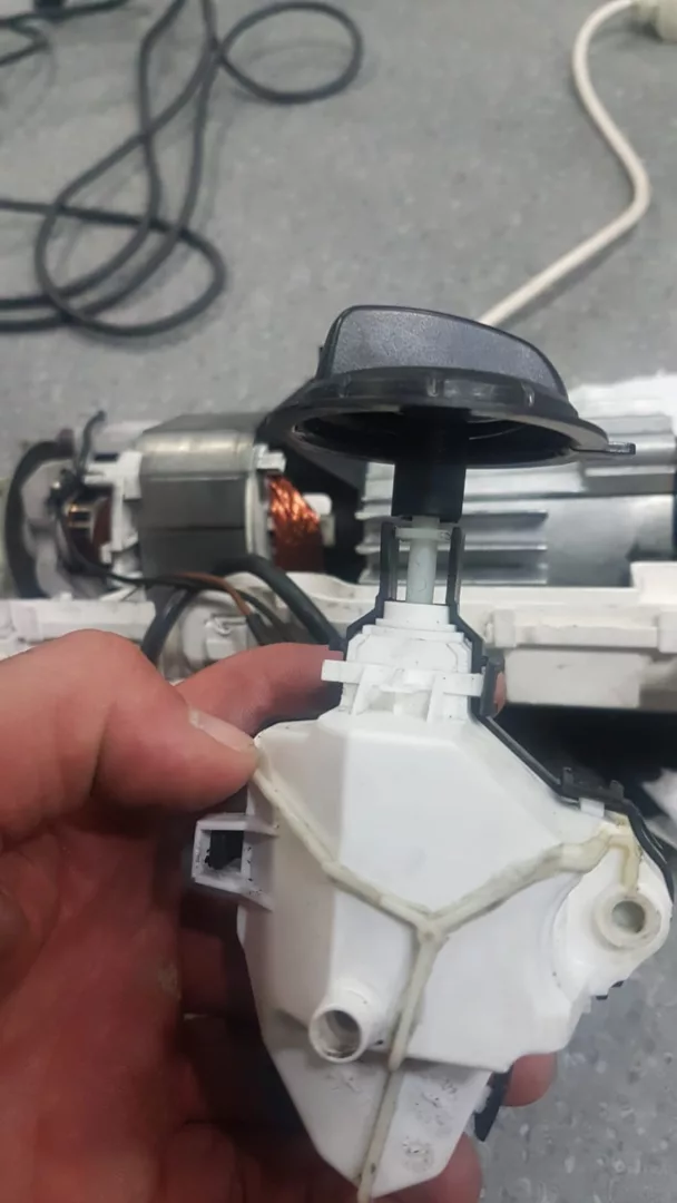 demontaż - wyjęcie skrzynki elektrycznej w myjce ciśnieniowej Karcher K5.70MD 1.950-401