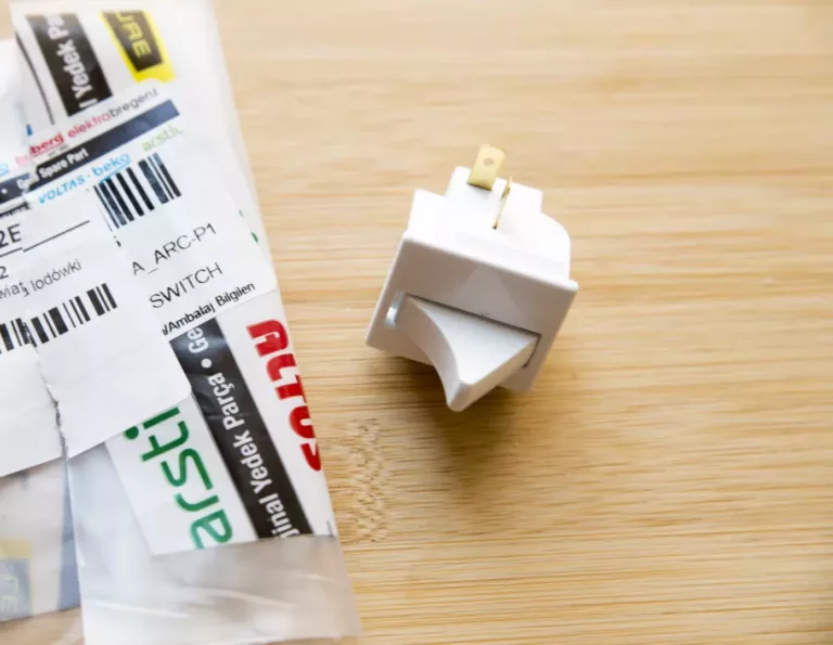 Nowy włącznik światła lodówki Beko CNE 47540 GB
