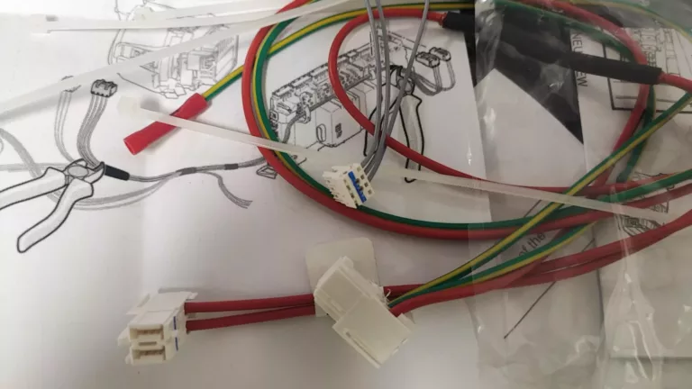 Przewody łączeniowe pompy z grzałką do zmywarki Bosch SMV50E10EU04