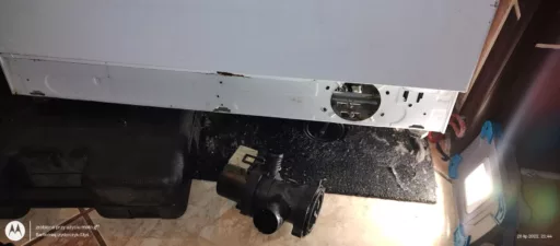 Wymiana pompy odpływowej w pralce Whirlpool AWO/D 4320P - naprawiaj, nie wyrzucaj