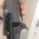 Zbliżenie na pękniętą niebieską rurę odkurzacza pionowego Tefal Air Force 360 TY9571WO/4Q0
