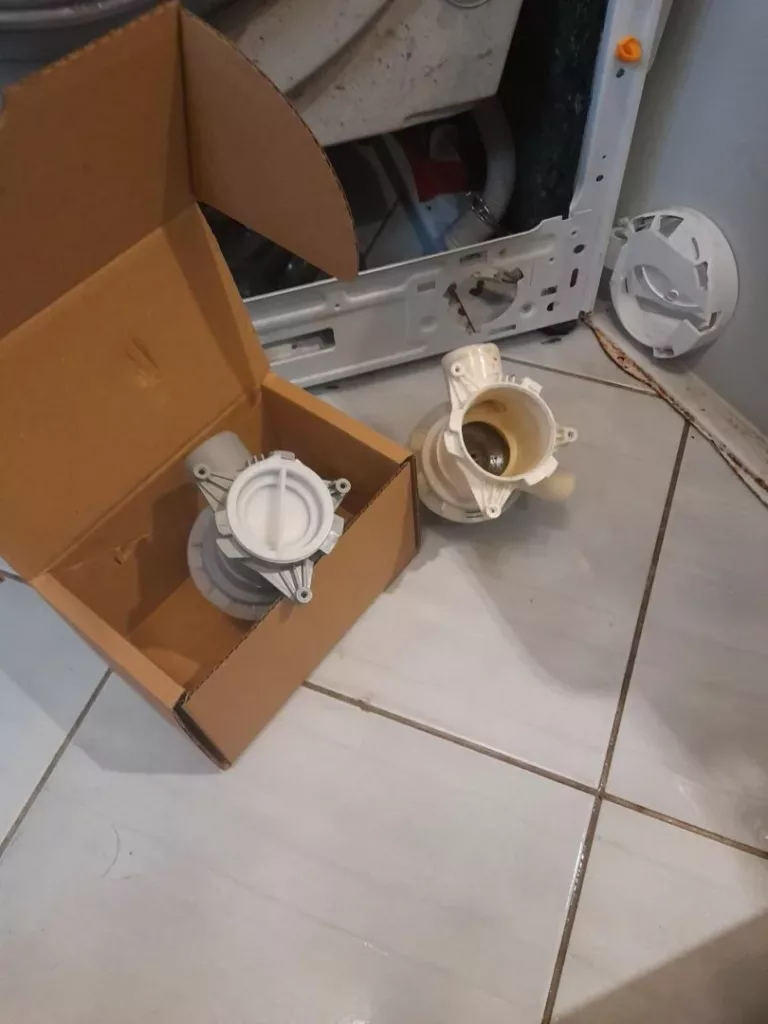 Nowa i stara uszkodzona pompa odpływowa suszarki Beko HTV 8733 XS0