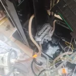 Widok na rozebrany ekspres do kawy Krups EA893C10700 wymiana osi młynka i rozdzielacza zaworu