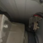 Widok wnętrza pralki Whirlpool AWO D 43105 podczas wymiany blokady drzwi