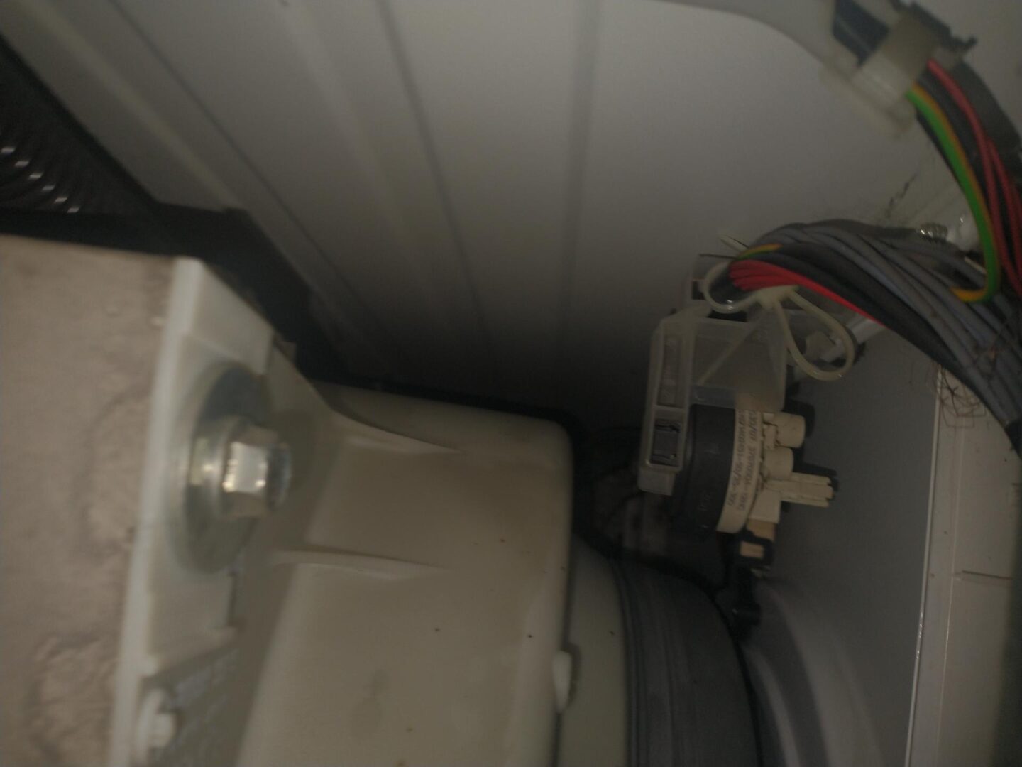 Widok wnętrza pralki Whirlpool AWO D 43105 podczas wymiany blokady drzwi