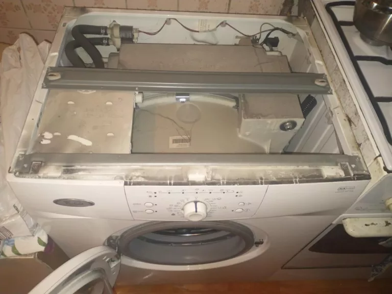 Wymiana blokady drzwi w pralce Whirlpool AWO D 43105