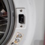 Wymiana zamka blokady drzwi w pralce LG F2J6WY0W - naprawiaj, nie wyrzucaj