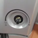 Demontaż uszkodzonego pokrętła pary w ekspresie do kawy DeLonghi Magnifica ESAM4200.S