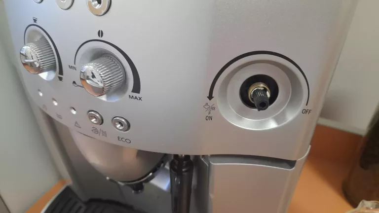 Przygotowanie do montażu nowego pokrętła pary w ekspresie do kawy DeLonghi Magnifica ESAM4200.S