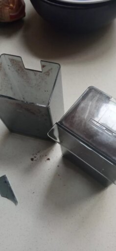 Wymiana pojemnika na zmieloną kawę w młynku do kawy DeLonghi KG 79 - naprawiaj, nie wyrzucaj