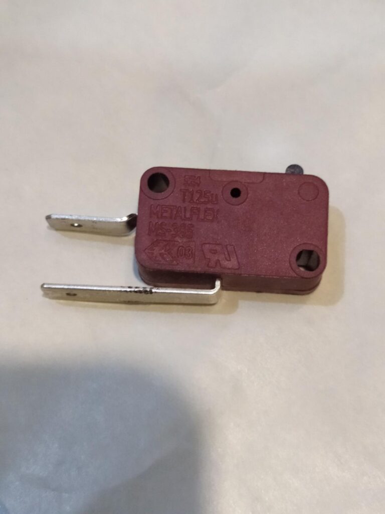 Uszkodzony mikroprzełącznik w zmywarce Hotpoint Ariston LFT321HX HA