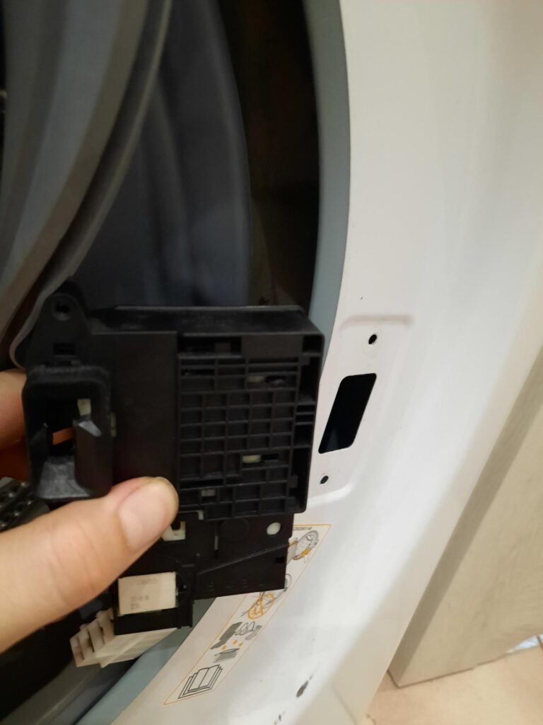 Wymiana drzwi w pralce LG SteamSpa F2J6QY0W - demontaż elektrozamka