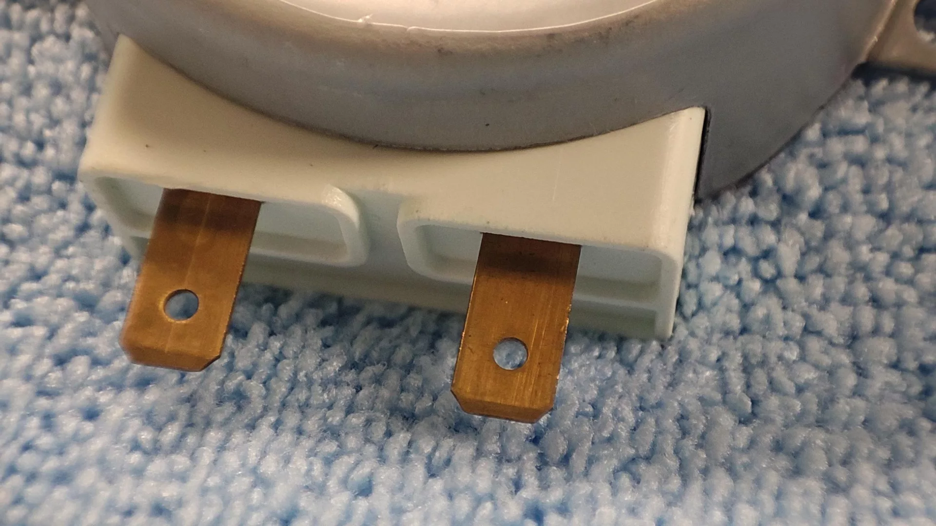 Nowy silnik talerza obrotowego do kuchenki mikrofalowej Ikea 303.009.45 - widok na elementy łączeniowe