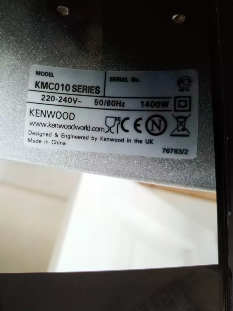 Tabliczka znamionowa w robocie kuchennym Kenwood Chef Titanium KMC010