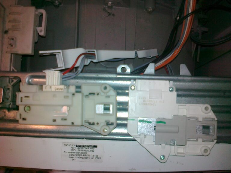 Nie zamykają się drzwiczki pralki Electrolux EWF10479W - wymiana zamka