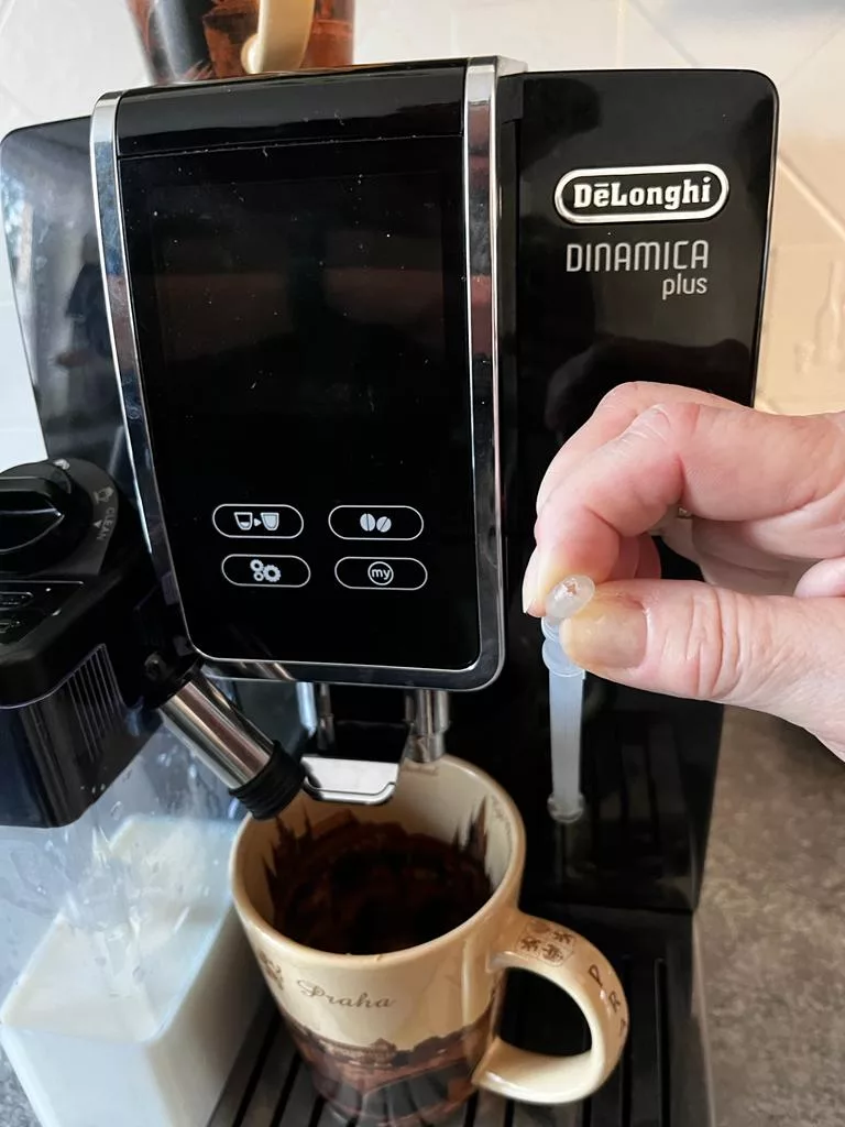 Ekspres do kawy DeLonghi Dynamika Plus słabo spieniał mleko - wymiana wężyka - rurki zasysającej mleko