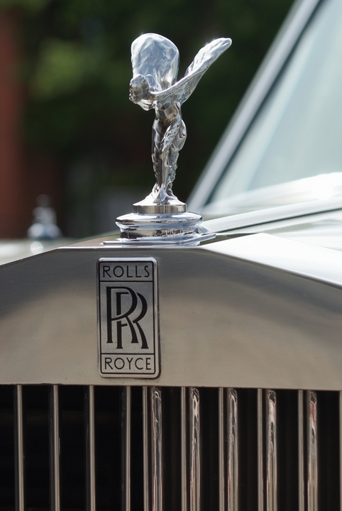 Rolls Royce po odrestaurowaniu - figurka na masce