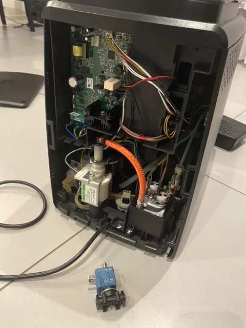 Wymiana elektrozaworu w ekspresie Philips LatteGo EP2230-10 - wnętrze ekspresu przez wymianą elektrozaworu