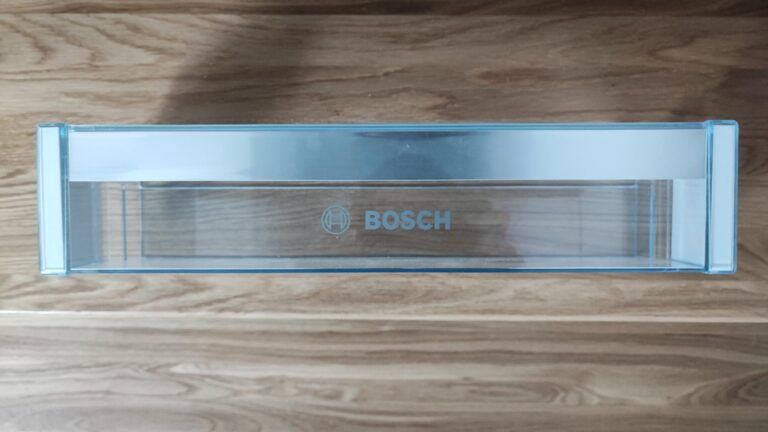 Wymiana pękniętej półki dolnej w lodówce Bosch KGE39AI4086