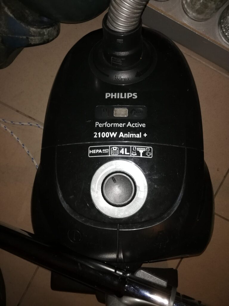 Wymiana uchwytu worka w odkurzaczu Philips Performer Active FC8657