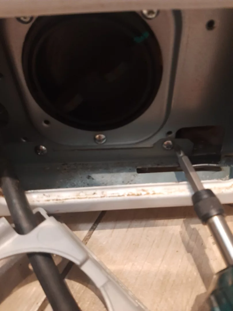 Odkręcić 2 wkręty trzymające osłonę przednią pralki z dołu (koło pompy) i 3 z góry - Instrukcja wymiany zniszczonego fartucha pralki LG F2J5WN4W