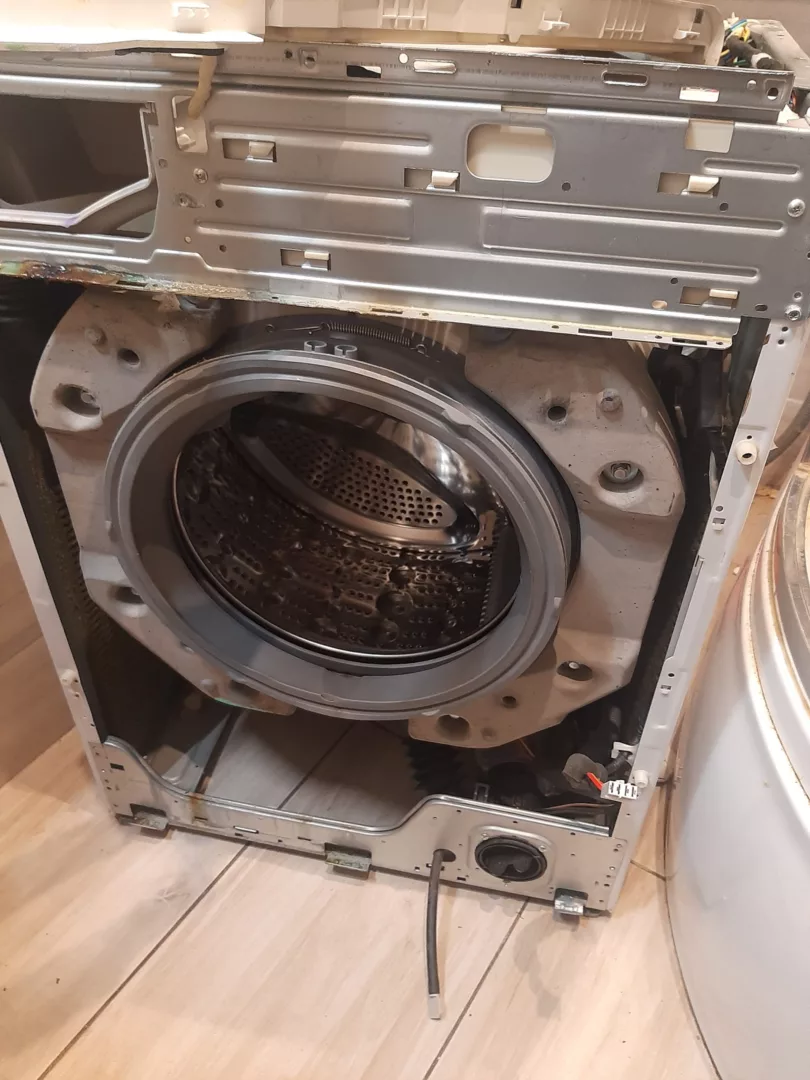 Odłączyć kostkę zamka drzwiczek pralki (nie trzeba zdejmować drzwiczek) - Instrukcja wymiany zniszczonego fartucha pralki LG F2J5WN4W