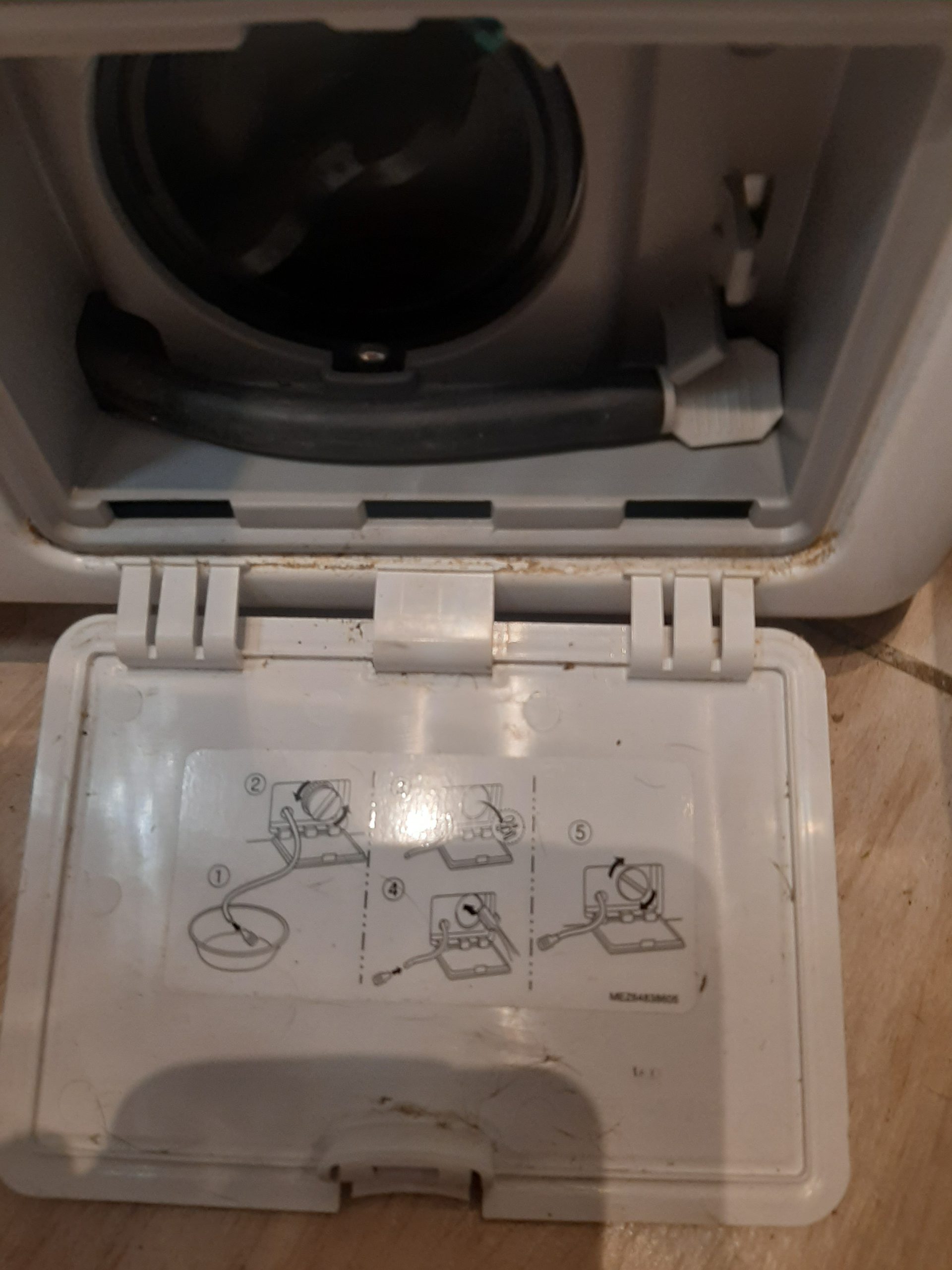 Zdjąć klapkę pompy wody - Instrukcja wymiany zniszczonego fartucha pralki LG F2J5WN4W