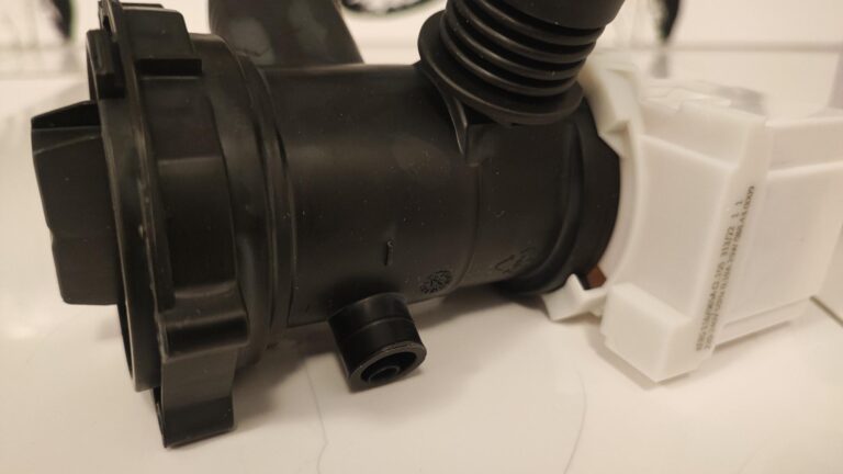 Hałasująca pompa wody w pralce Hotpoint Ariston ECO6F105PL.R - wymiana pompy odpływowej