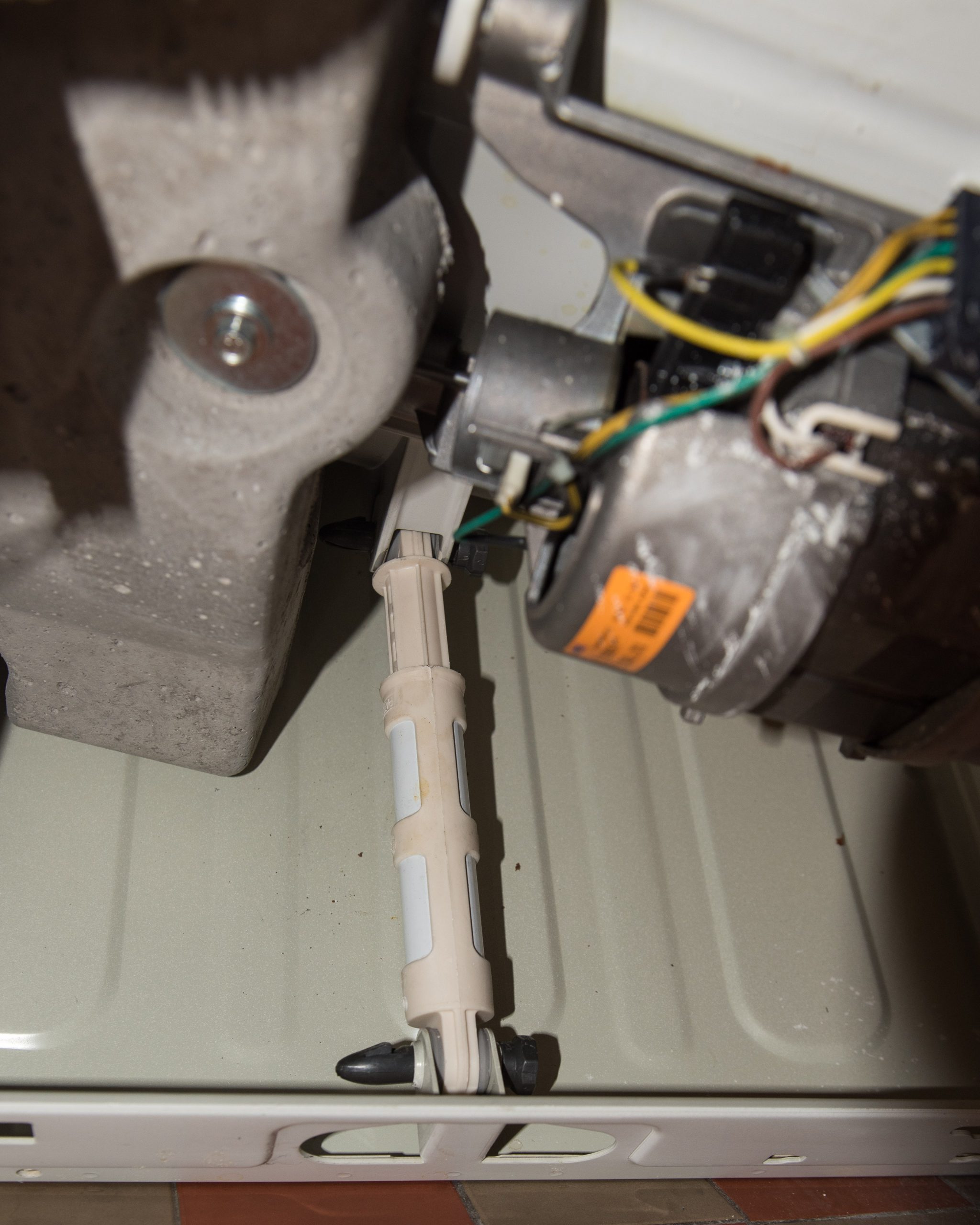 Pralka Mastercook PFD1284 ma trudności z odwirowaniem - wymiana uszkodzonych amortyzatorów