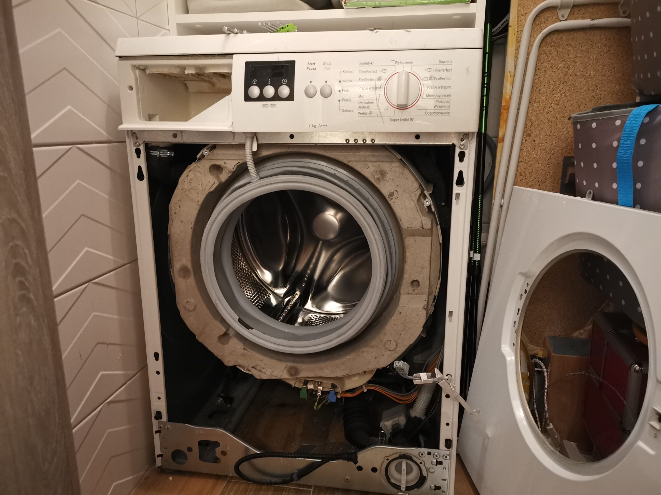 Oderwana guma w dolnej części drzwi pralki Bosch VarioPerfect WAE2026EPL - wymiana fartucha