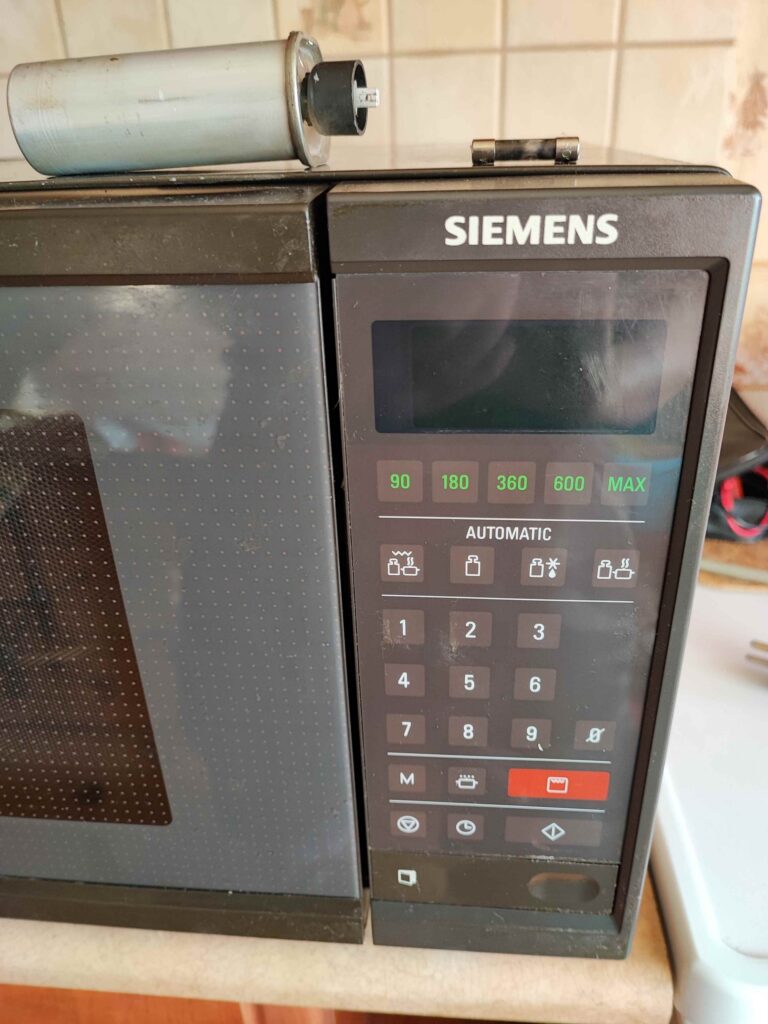 Prawie 30 letnia kuchenka mikrofalowa Siemens po udanej wymianie bezpiecznika i kondensatora