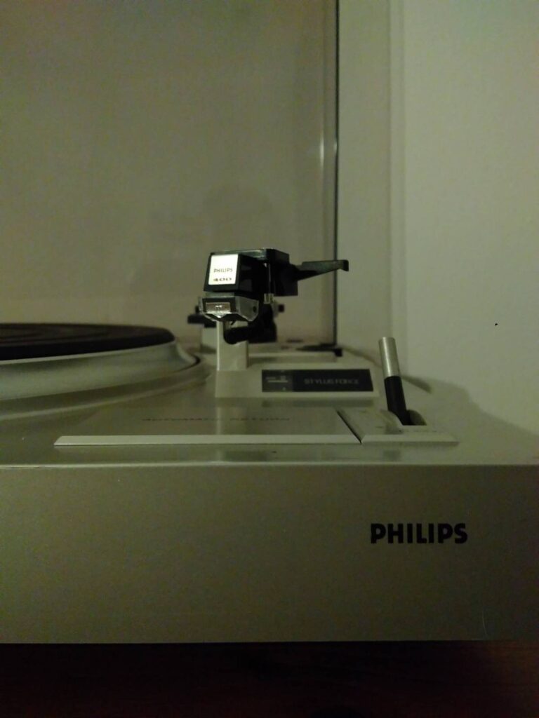 Ramię gramofonu Philips F7111 ślizgało się po powierzchni płyty - wymiana igły