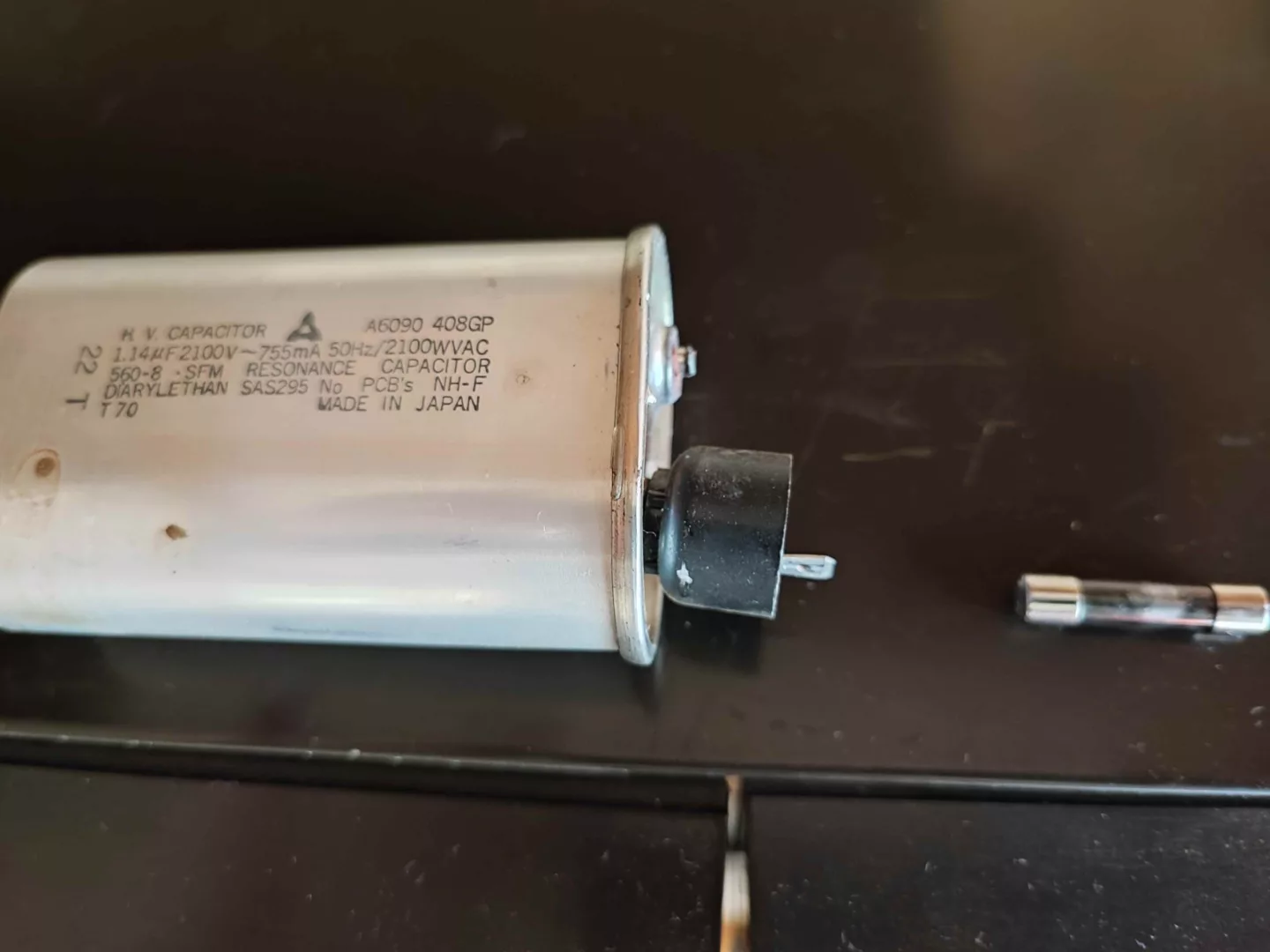 Uszkodzony kondensator w prawie 30 letniej kuchence mikrofalowej Siemens, która przestała podgrzewać