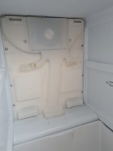 Pukanie w lodówce Indesit - zamrażalnik działa, górna część nie chłodzi