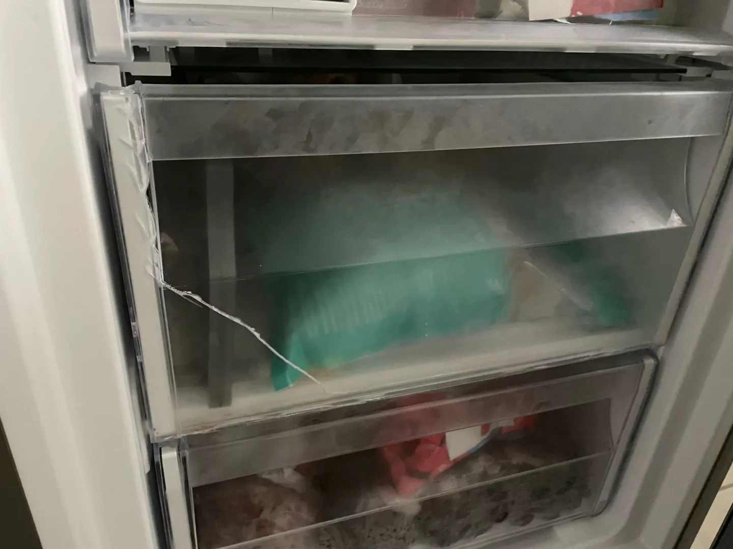 Pęknięty pojemnik - szuflada zamrażarki XXL w lodówce Whirlpool BSNF 9151 OX