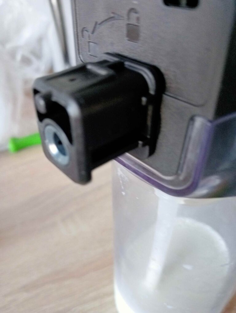 Pękło złącze spieniacza pojemnika na mleko w ekspresie DeLonghi Eletta Explore - wymiana pękniętej końcówki od karafki do mleka ekspresu