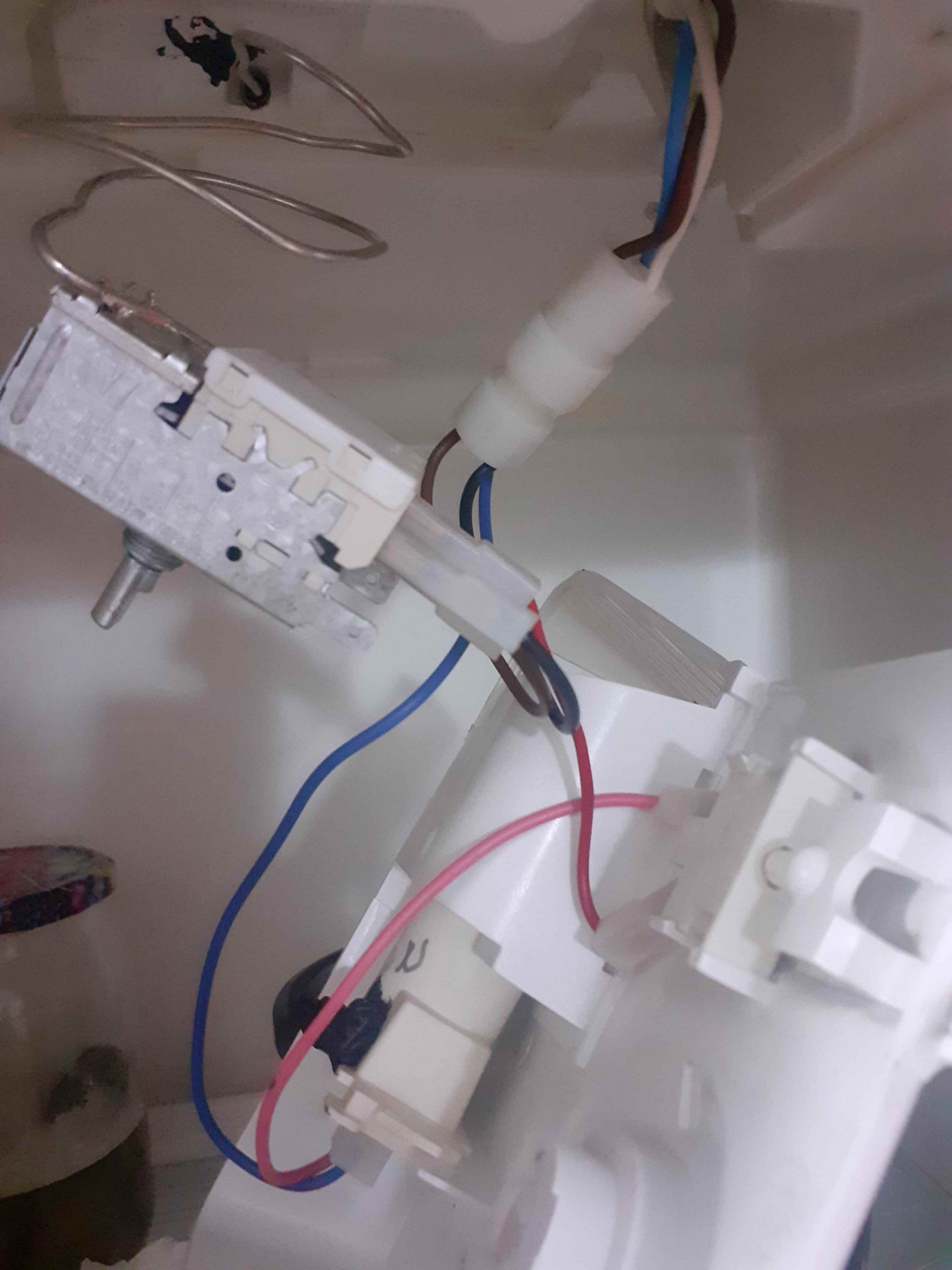 Wymiana uszkodzonego termostatu w lodówce Ardo CO2412BAX-2 - lodówka nie włączała się