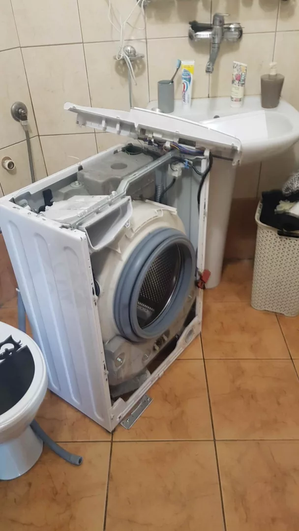 Rozkręcona obudowa pralki Sharp ES-HFA6102W3 podczas naprawy