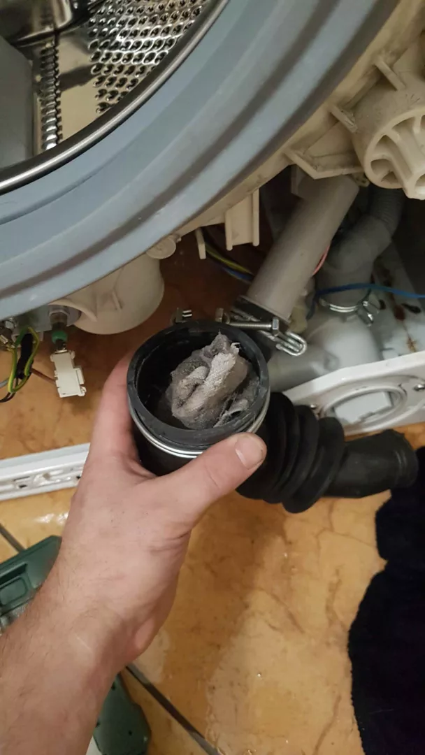 Szmata w wężu łączącym pompę z bębnem pralki Sharp ES-HFA6102W3 - pralka nie odprowadzała wody