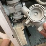 Cieknącą pompa odpływowa pralko-suszarki LG F4J6TG0W - naprawiaj, nie wyrzucaj