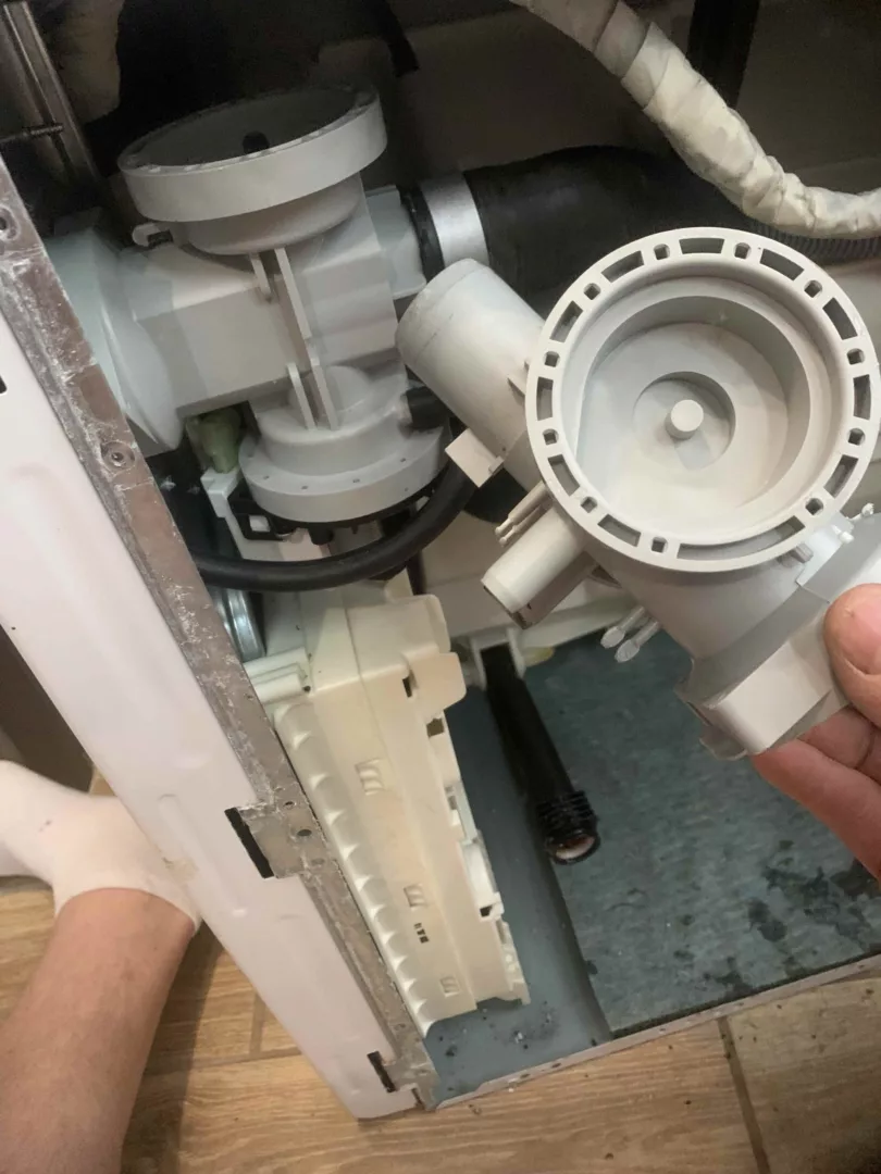 Cieknącą pompa odpływowa pralkosuszarki LG F4J6TG0W