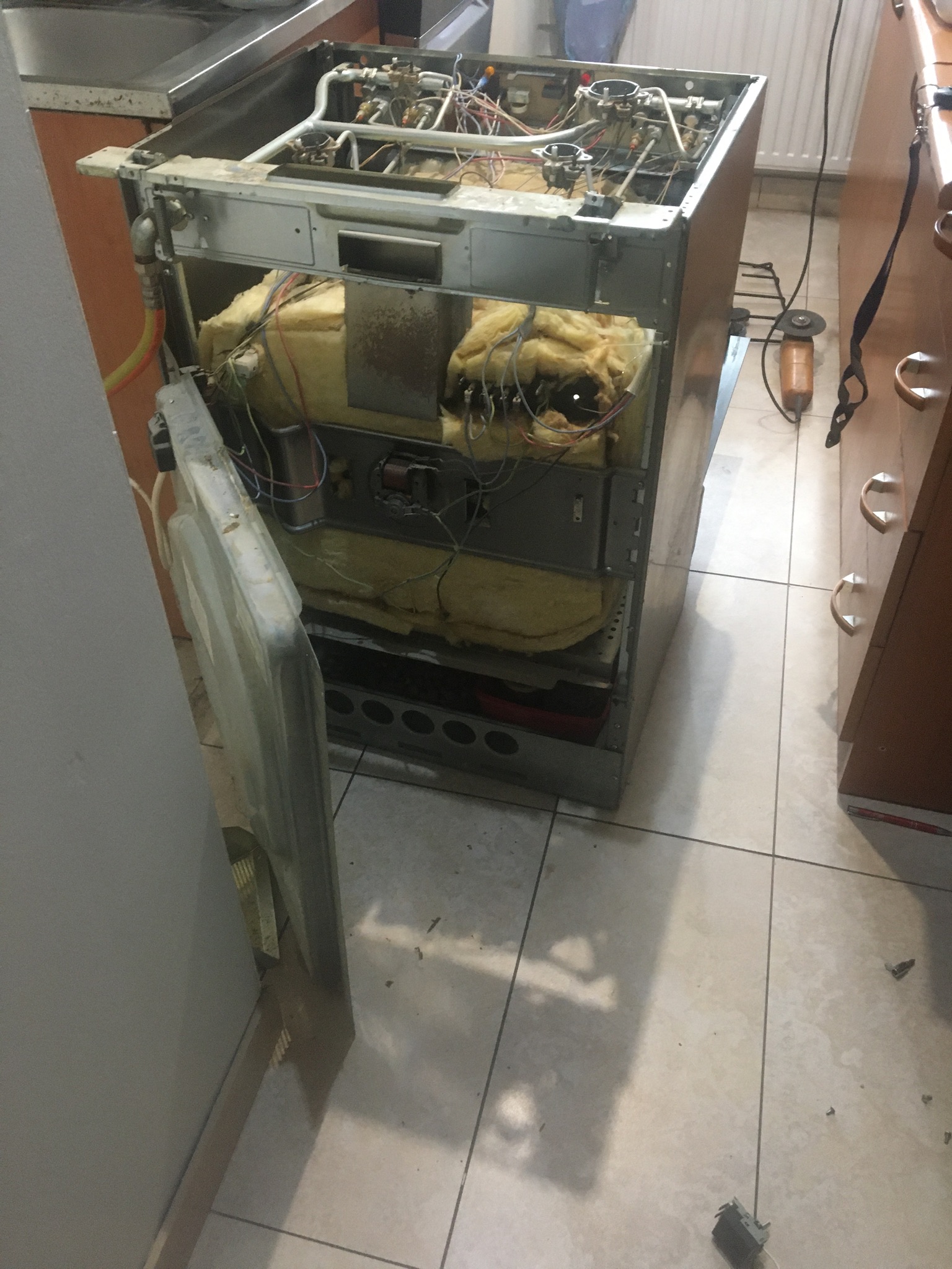 Nie wyłączała się grzałka piekarnika Amica 618GE2.33HZPTANQ(XX) - wymiana termostatu - rozebrana kuchenka
