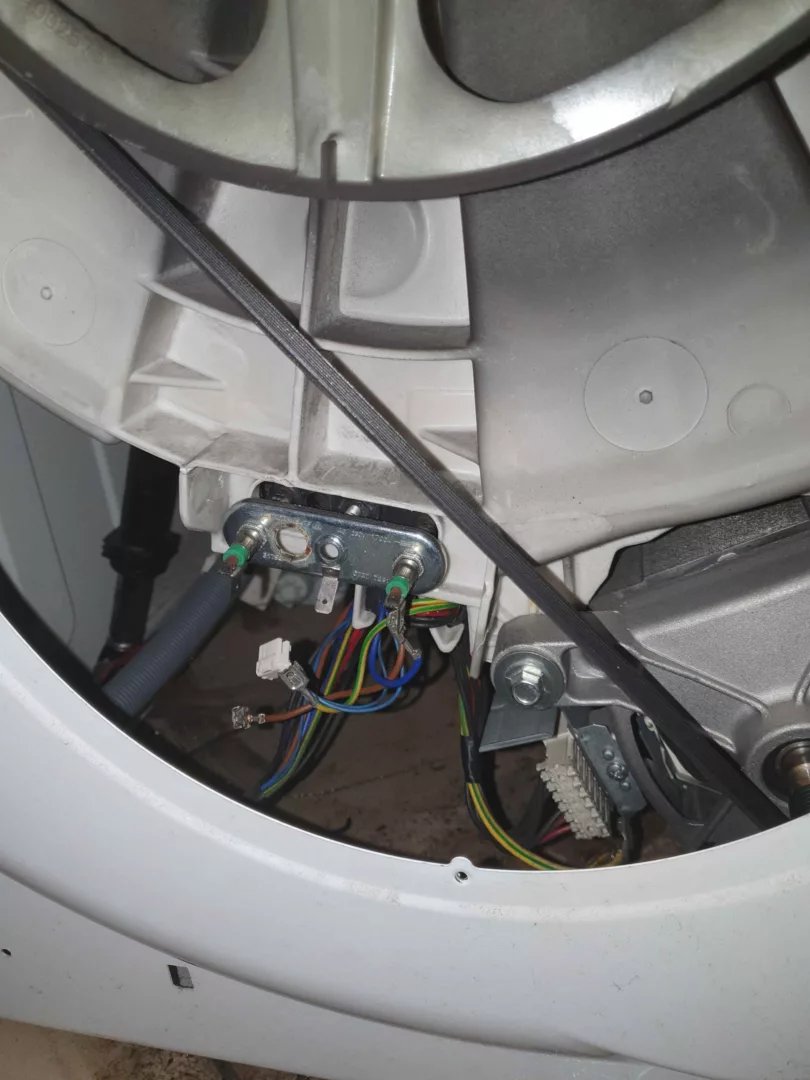 Wymiana czujnika temperatury i grzałki w pralce Indesit IWD 71051C ECO - pralka nie grzała wody