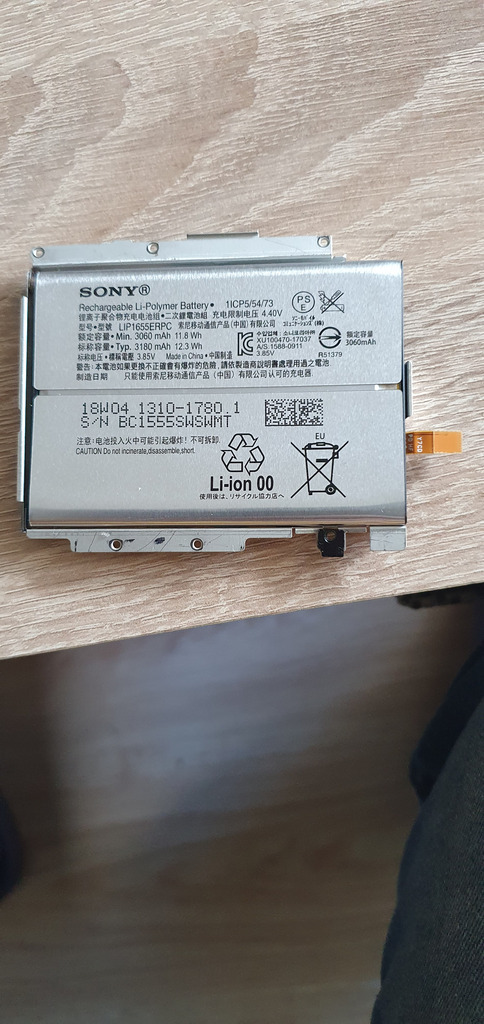 Awaria baterii i mikrofonu w smartfonie Sony Xperia XZ2 - wymiana taśmy do digitizera ekranu dotykowego