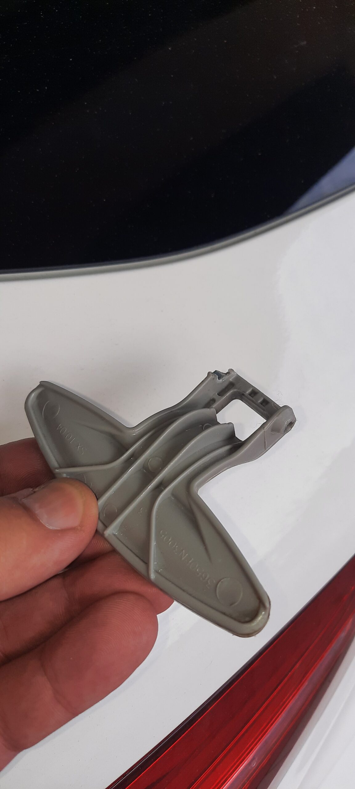 Drzwi pralki LG F12B8NDWA nie otwierają się - wymiana uchwytu na nowy