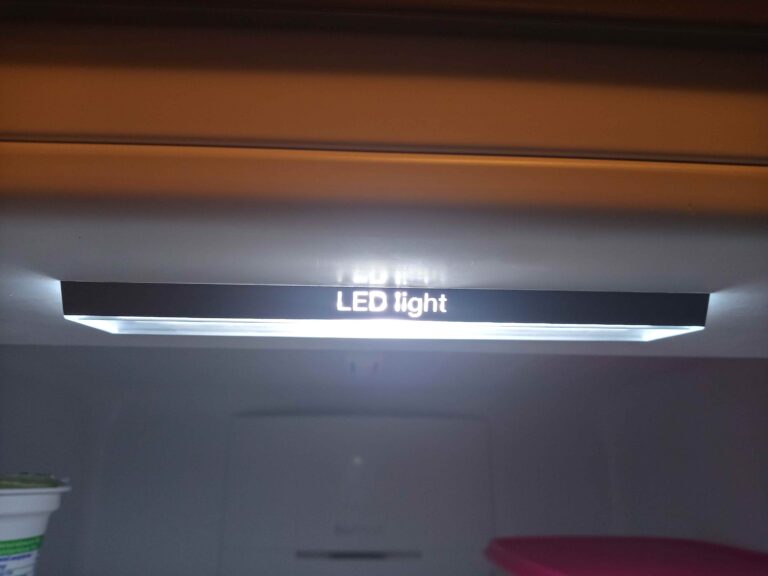 Instrukcja wymiany przepalonej listwy LED w lodówce Bosch KGN36XL35/08