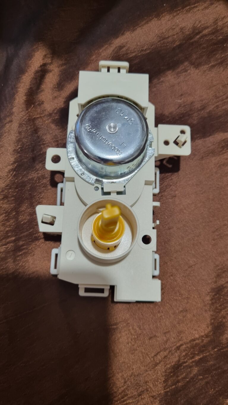 Zmywarka Whirlpool ADG 9490 PC przestała pracować pokazując błąd Fb - wymiana uszkodzonego zaworu rozdzielającego wodę w zmywarce